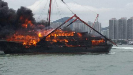 香港屯门一渔船突然起火 整艘船陷入火海