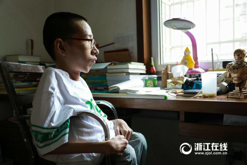 "สตีเฟน ฮอว์คิงจีน" หนุ่มอัจฉริยะบนวีลแชร์สอบเข้ามหาวิทยาลัยด้วยคะแนนสูง