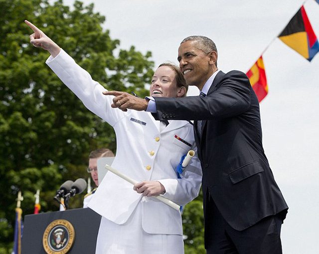 奥巴马与美海岸警卫队毕业学员逗比合影照曝光