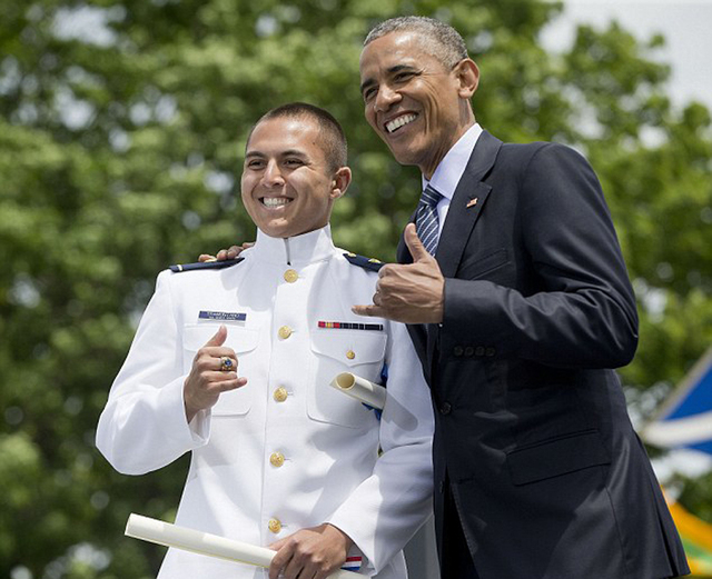 奥巴马与美海岸警卫队毕业学员逗比合影照曝光