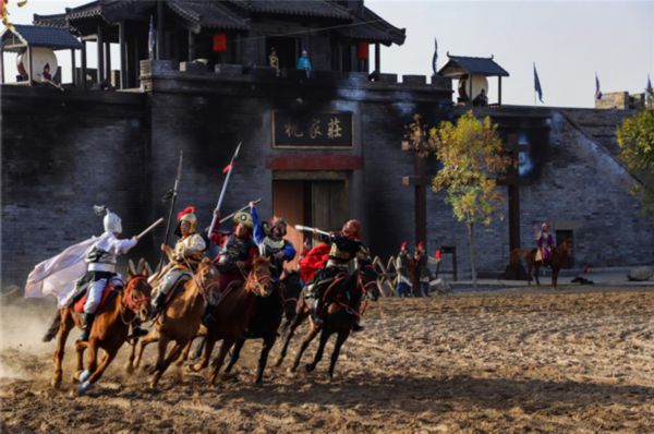 昼夜交替繁华不落 东平水浒影视城再现千年历史风华