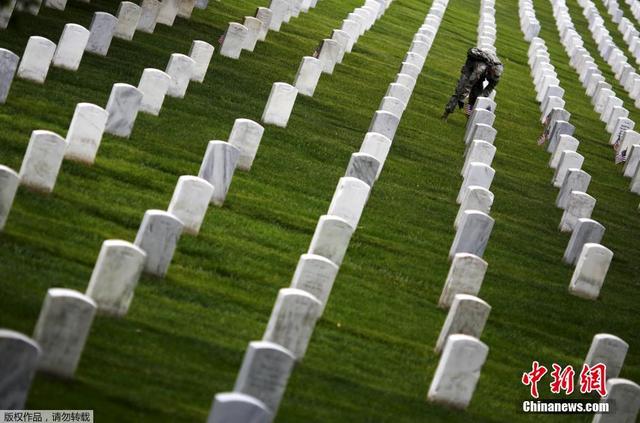 美国阵亡将士纪念日 军人赴公墓插逾两万国旗