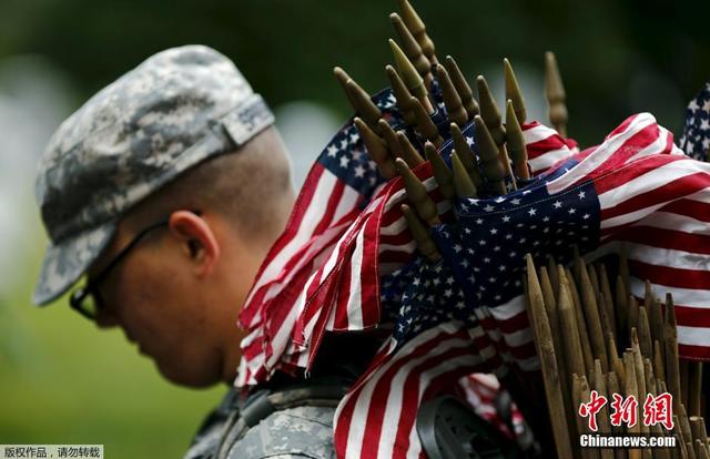 美国阵亡将士纪念日 军人赴公墓插逾两万国旗