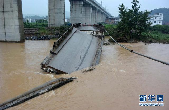 广西恭城：洪水冲断大桥