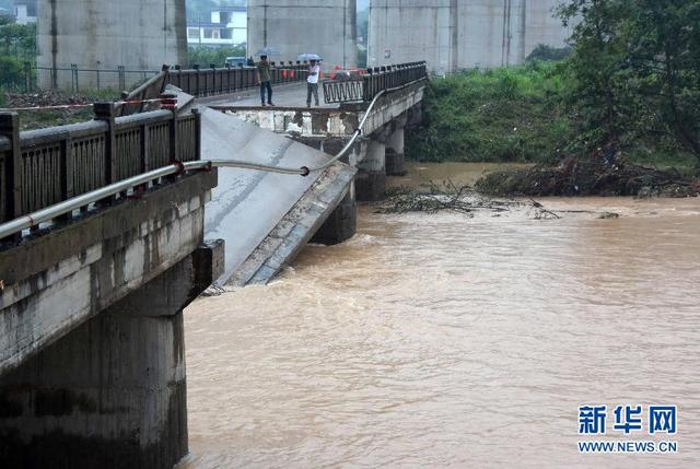 广西恭城：洪水冲断大桥