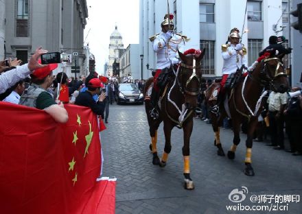 秘鲁仪仗队高唱中国国歌 欢迎李克强总理到访