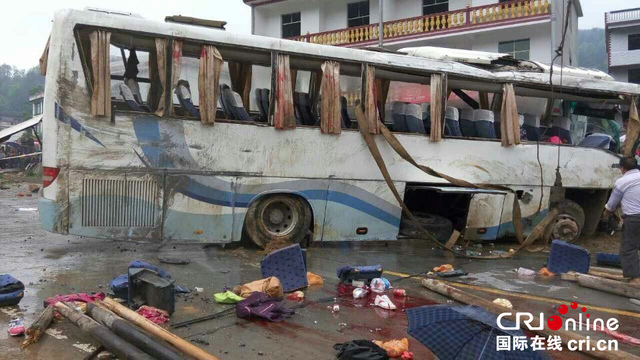 湖南境内旅游大巴侧翻 8人遇难40余人受伤
