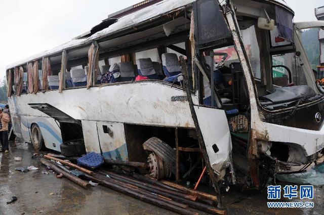 湖南境内旅游大巴侧翻 8人遇难40余人受伤