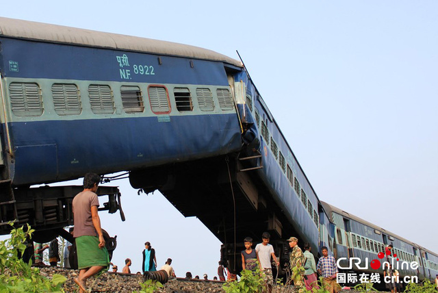 印度一火车过桥时脱轨 造成至少10人受伤
