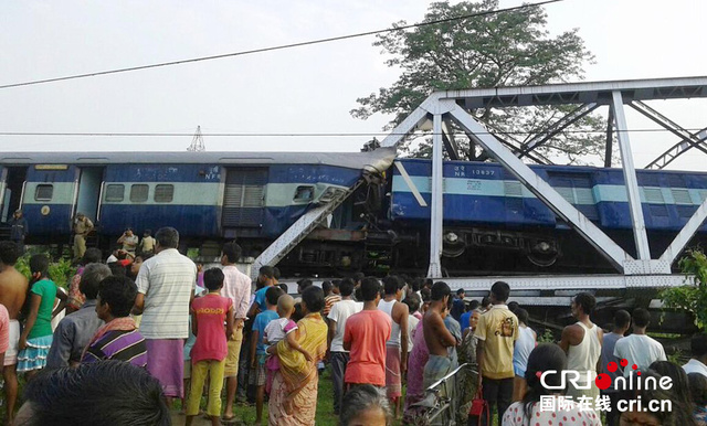 印度一火车过桥时脱轨 造成至少10人受伤