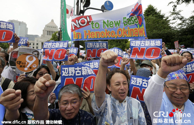 日本逾万名民众包围国会抗议美军建设新基地