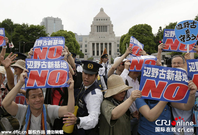 日本逾万名民众包围国会抗议美军建设新基地