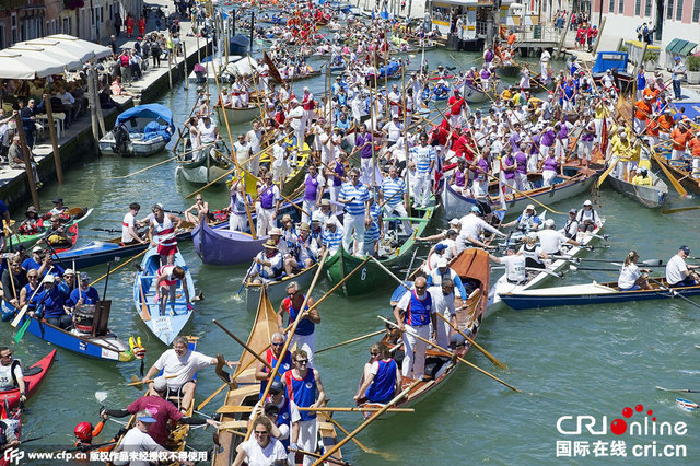 威尼斯第41届划船赛举行 众多船只水上竞技