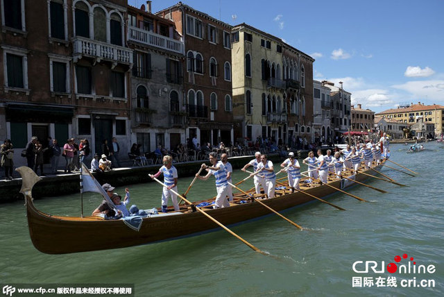威尼斯第41届划船赛举行 众多船只水上竞技