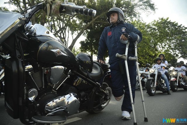 哥倫比亞舉行摩托車遊行 紀念遇難士兵與警察