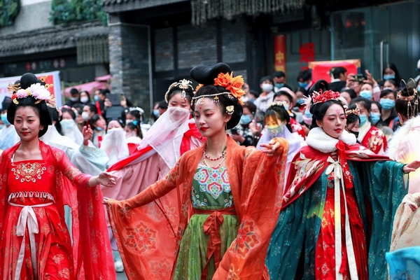 成都文殊坊：千人漢服大巡遊 傳承中華傳統服飾之美