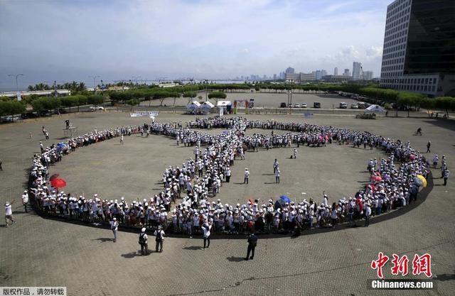 菲律賓民眾組人鏈拼和平標誌 紀念二戰勝利70週年