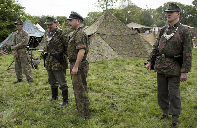 500多名军迷重现诺曼底登陆战场景