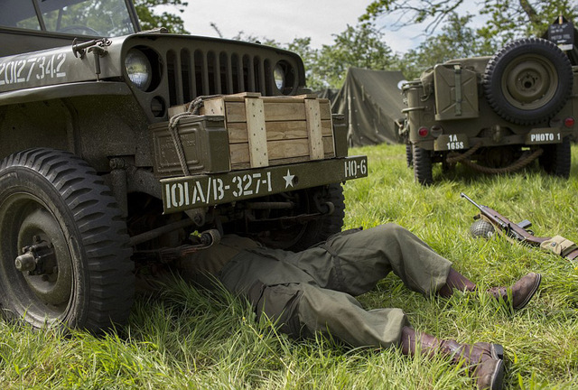 500多名军迷重现诺曼底登陆战场景