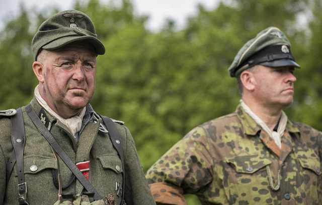 500多名军迷重现诺曼底登陆战场景