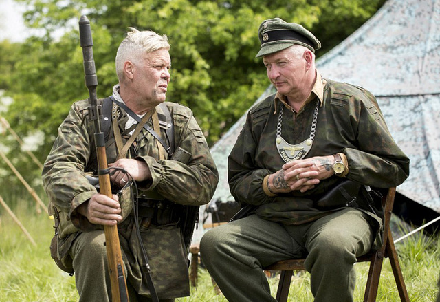 500多名军迷重现诺曼底登陆战场景