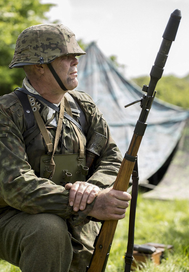 500多名军迷重现诺曼底登陆战场景