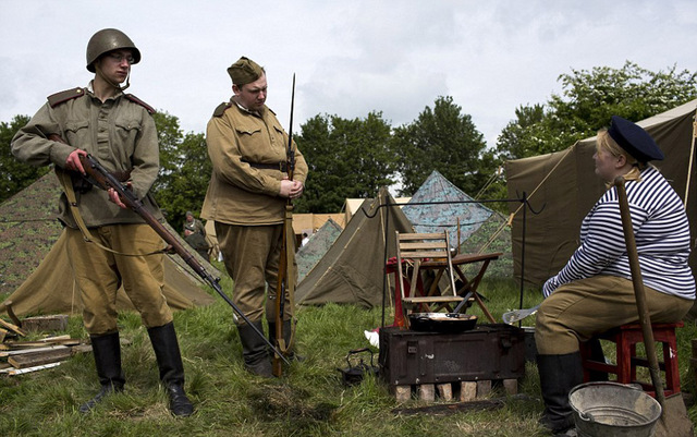 500多名军迷重现诺曼底登陆战场景