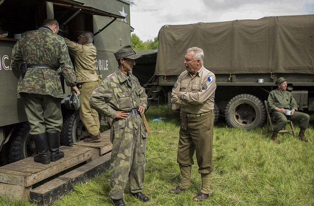 500多名军迷重现诺曼底登陆战场景