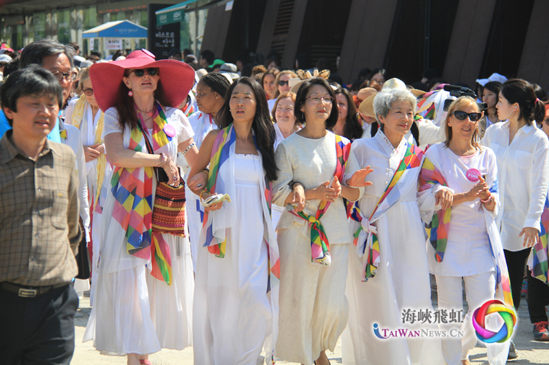 国际女性活动家携手走入韩国京畿道临津阁和平公园。