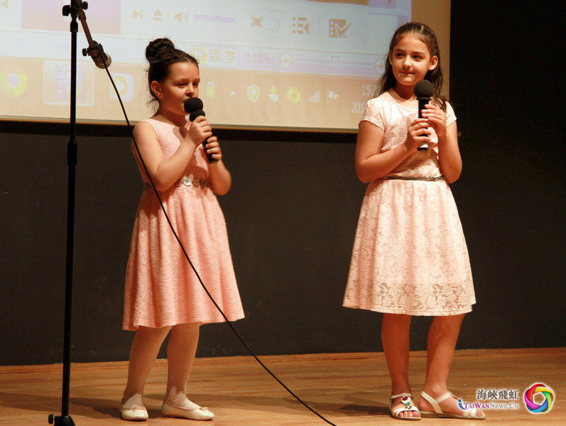 学习汉语的土耳其小学生演唱中文歌曲