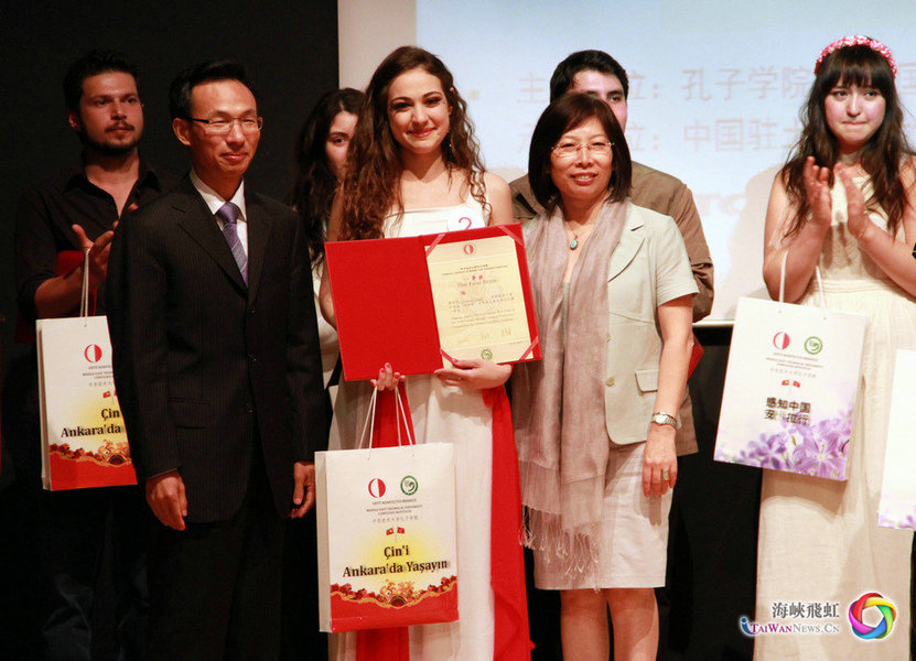 中国驻土耳其大使郁红阳和夫人赵玫玫为第一名获奖选手颁奖