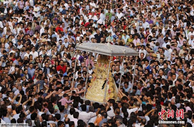 西班牙朝圣之旅信徒争相触摸圣女像