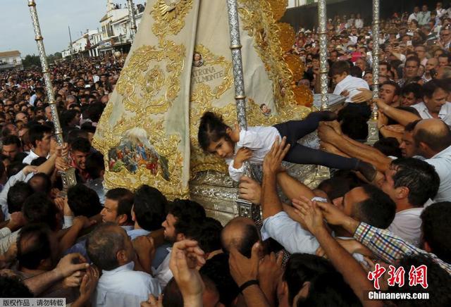 西班牙朝圣之旅信徒争相触摸圣女像