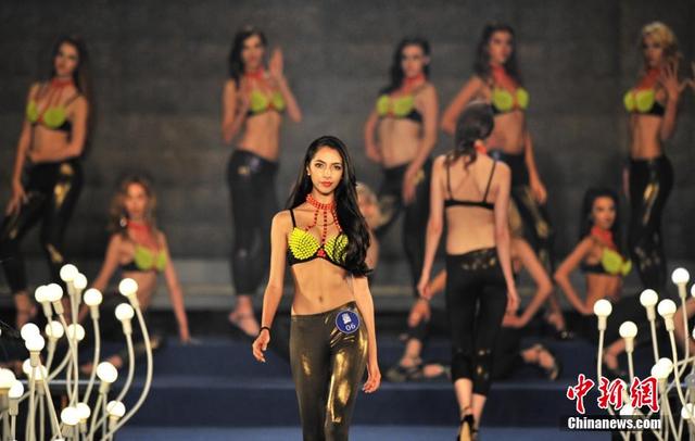 世界超模巅峰对决“中国风”惊艳亮相 世界超模巅峰对决“中国风”惊艳亮相