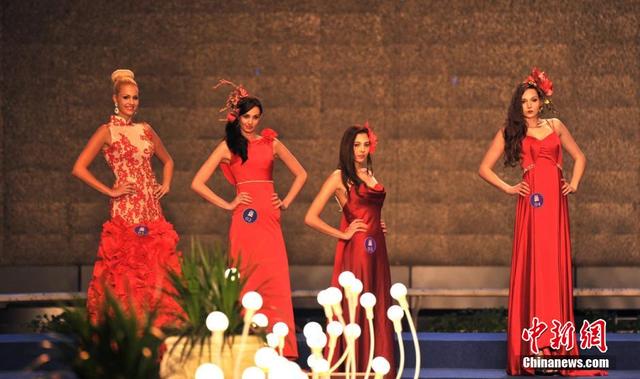 世界超模巅峰对决“中国风”惊艳亮相 世界超模巅峰对决“中国风”惊艳亮相