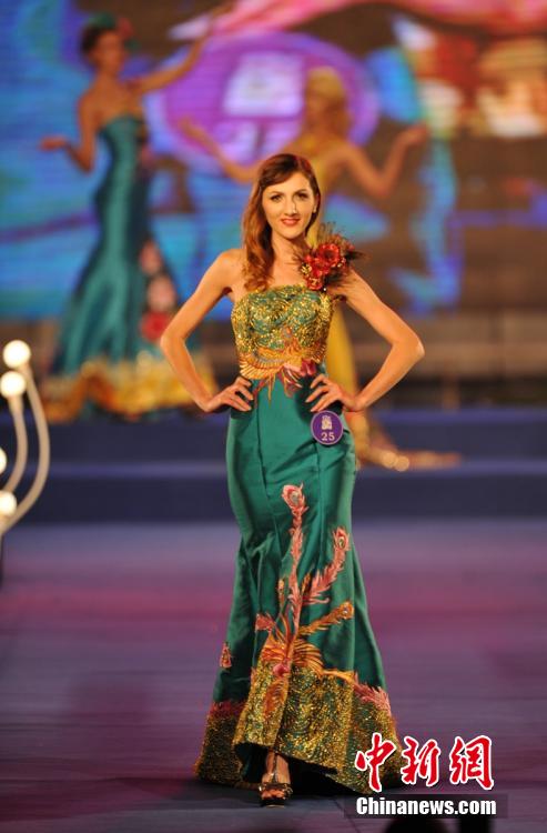 世界超模巅峰对决“中国风”惊艳亮相 世界超模巅峰对决“中国风”惊艳亮相