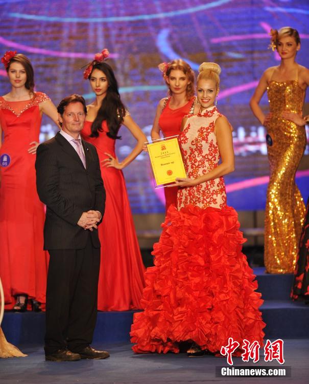 世界超模巅峰对决“中国风”惊艳亮相 世界超模巅峰对决“中国风”惊艳亮相