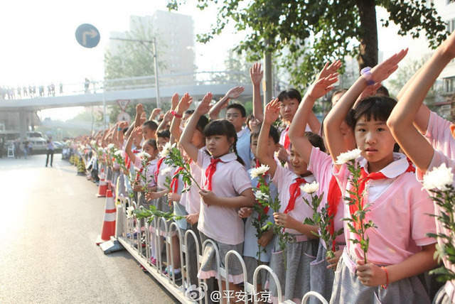 北京小學生沿路送別"警察爺爺"高寶來