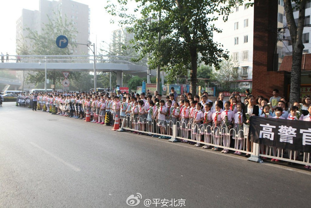 北京小学生沿路送别"警察爷爷"高宝来