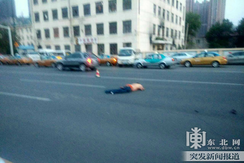 男女赤裸上身在马路上吵架 双双被撞身亡