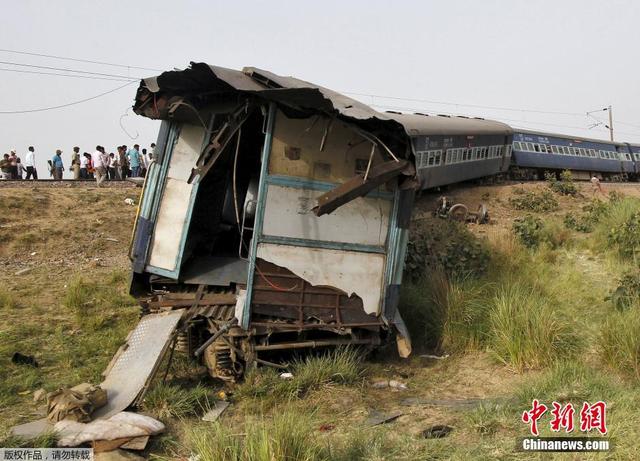 印度一列火车脱轨 至少4人死亡百余人受伤