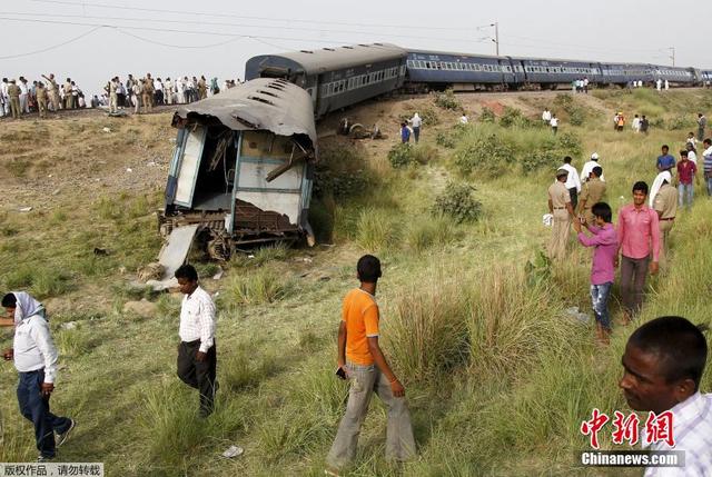 印度一列火车脱轨 至少4人死亡百余人受伤