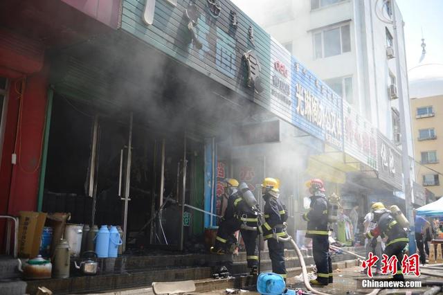 呼和浩特一饭店起火 现场浓烟弥漫