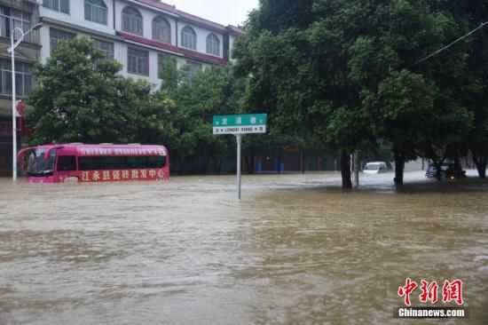 南方數省遭暴雨襲擊 一副校長為轉移學生殉職