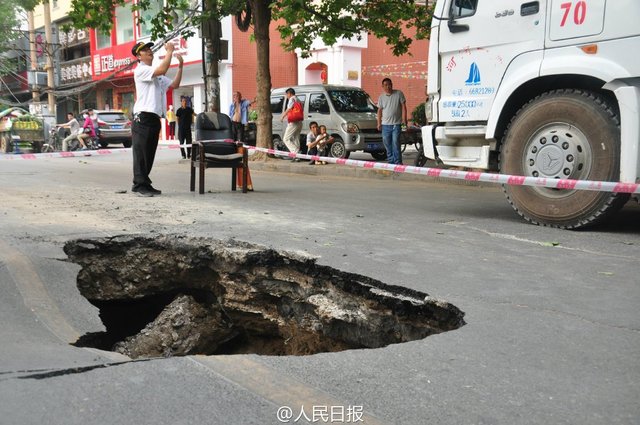 鄭州路面又塌陷 市民:習慣了