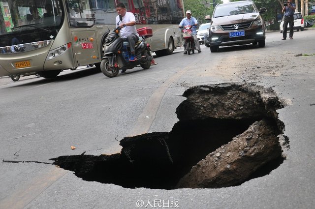 鄭州路面又塌陷 市民:習慣了