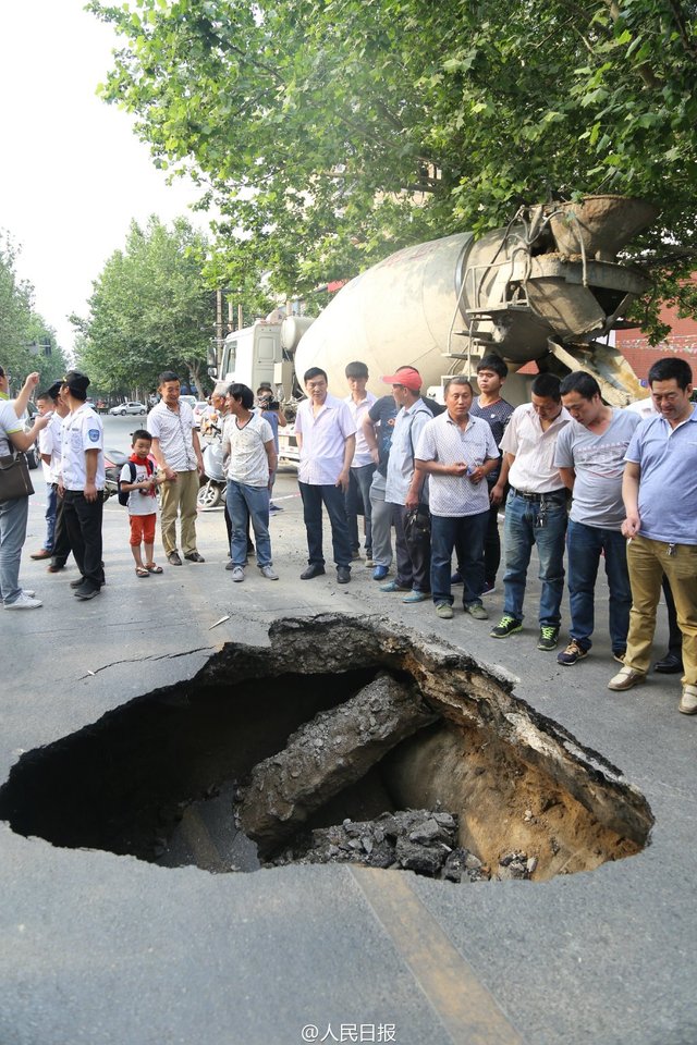 鄭州路面又塌陷 市民:習慣了