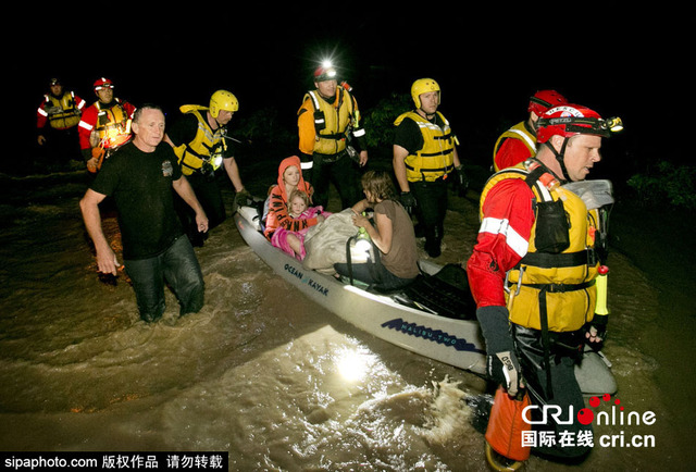 美國德州洪水致數千人流離失所 國民警衛隊出動救援