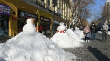 暴雪过后 哈尔滨中央大街成雪人一条街_fororder_5