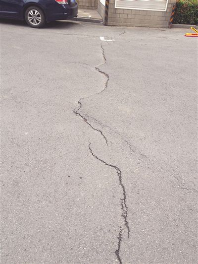 南京一小區路面下沉陷出裂縫 施工方:不影響安全 南京一小區路面下沉陷出裂縫 施工方:不影響安全